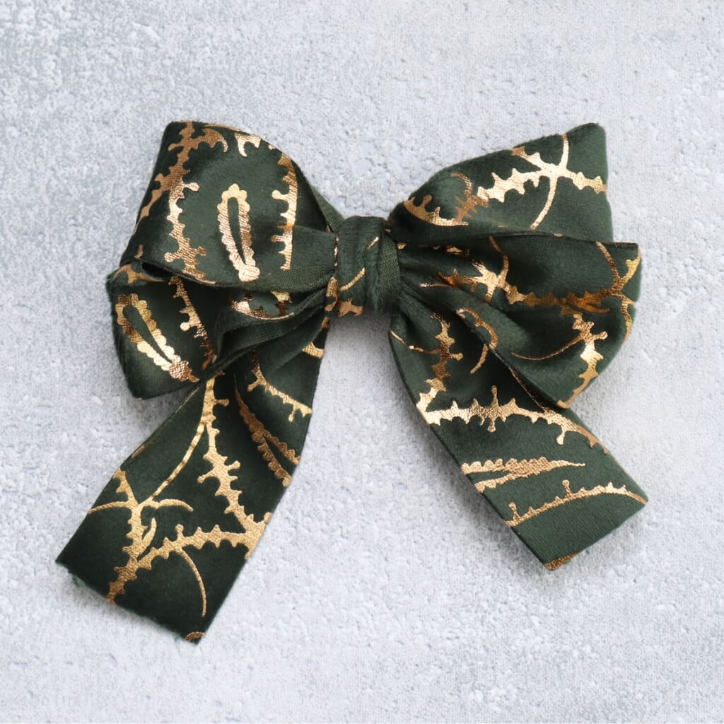 Sametová stuha 40 mm v zelené barvě se zlatým potiskem – luxusní doplněk pro vánoční a sváteční dekorace